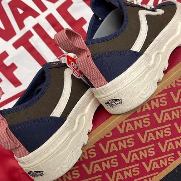 Vans Sentry Old Skool
(Waxed Canvas) Forest Night
VNOA5KR3B8A
WMNS sneakers - Picture 15 of 16